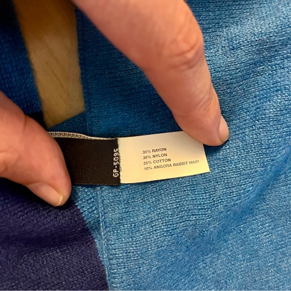 NWOT- Gap blue striped scarf - Picture 2 of 4